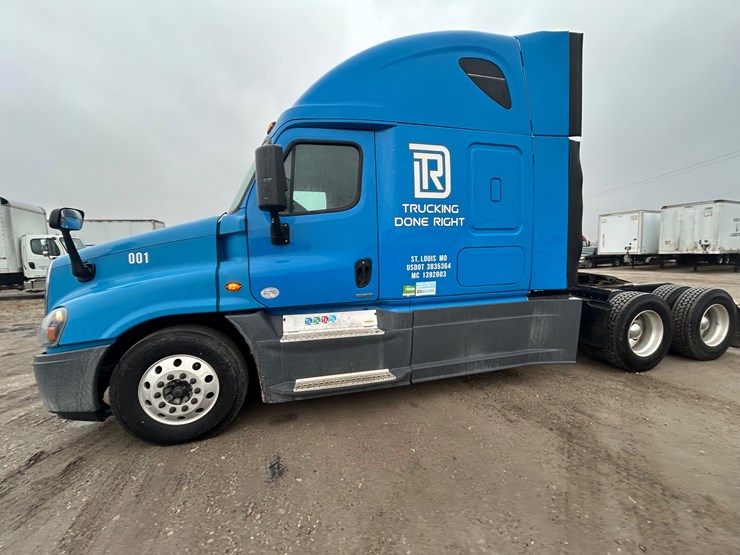 2015-freightliner-cascadia-125-image-8