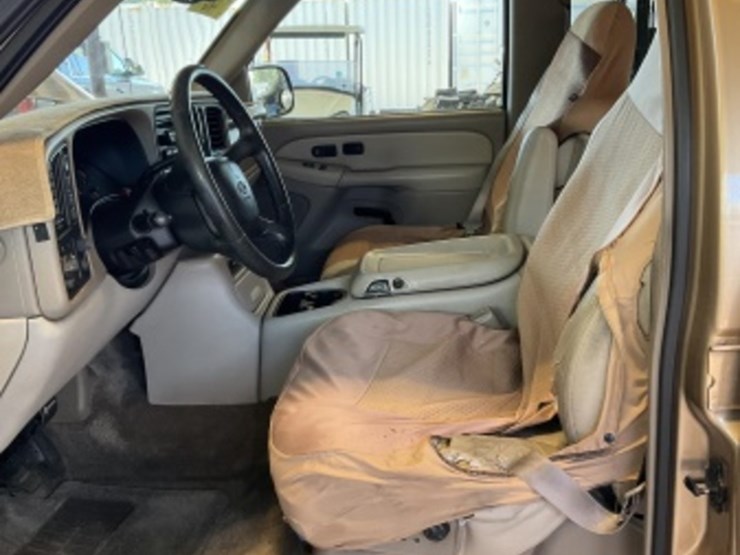 2001-chevrolet-suburban-image-21