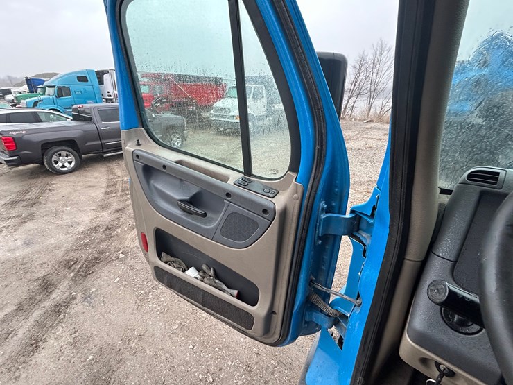 2015-freightliner-cascadia-125-image-56