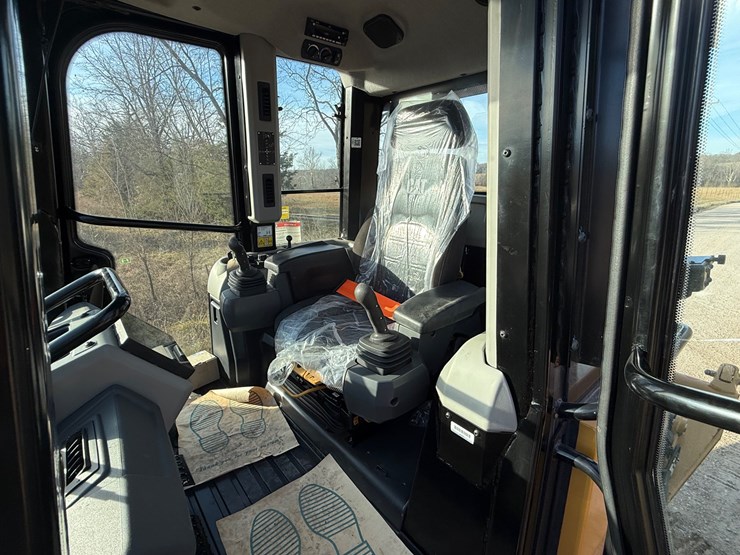 2023-caterpillar-953-image-49