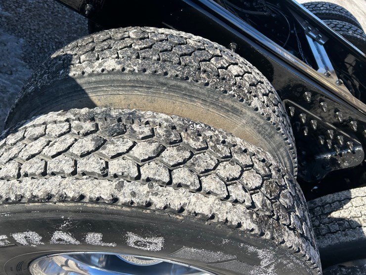 2015-peterbilt-567-image-100