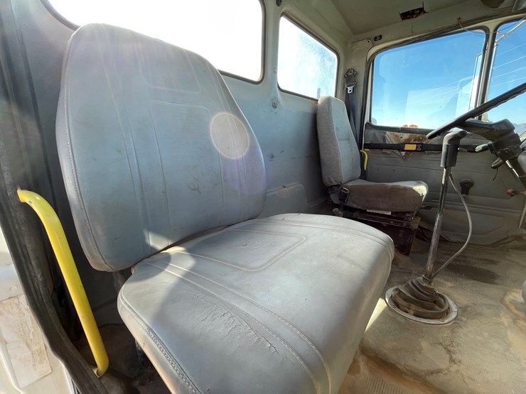 1996-freightliner-fl80-image-135