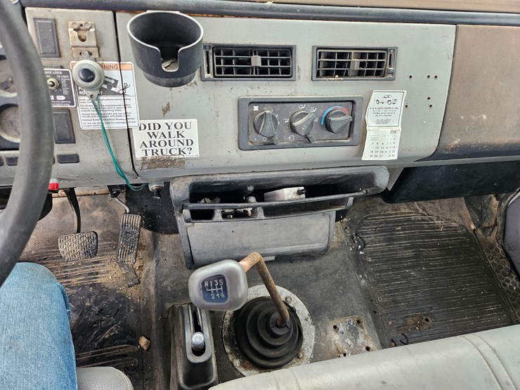 1999-freightliner-fl70-image-54