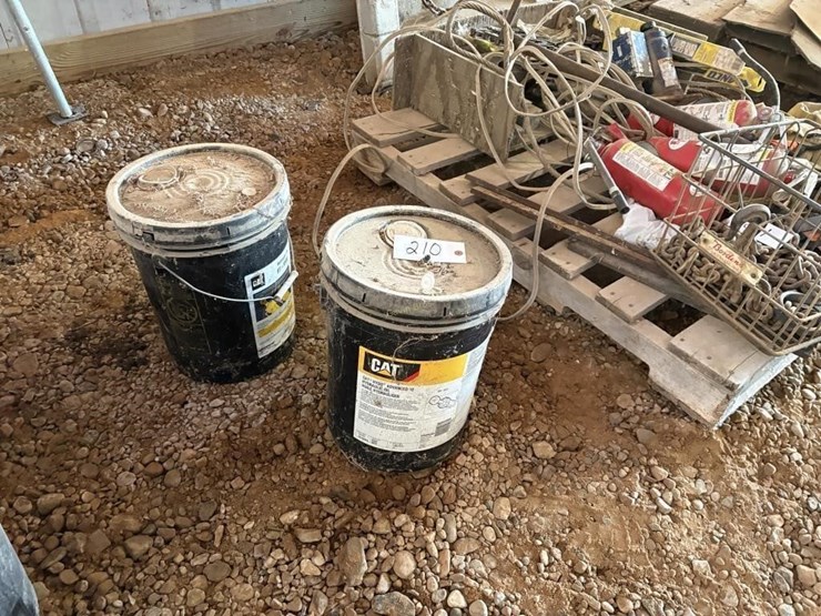 full-&-partial-cat-hydraulic-oil-image-1