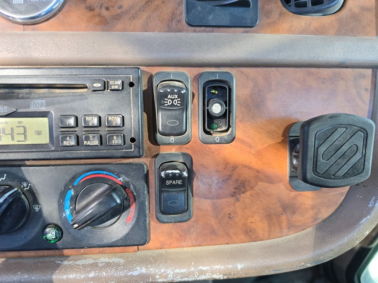 2008-peterbilt-388-image-51