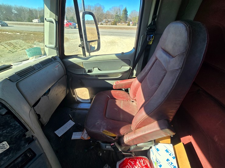 2002-freightliner-columbia-120-image-59