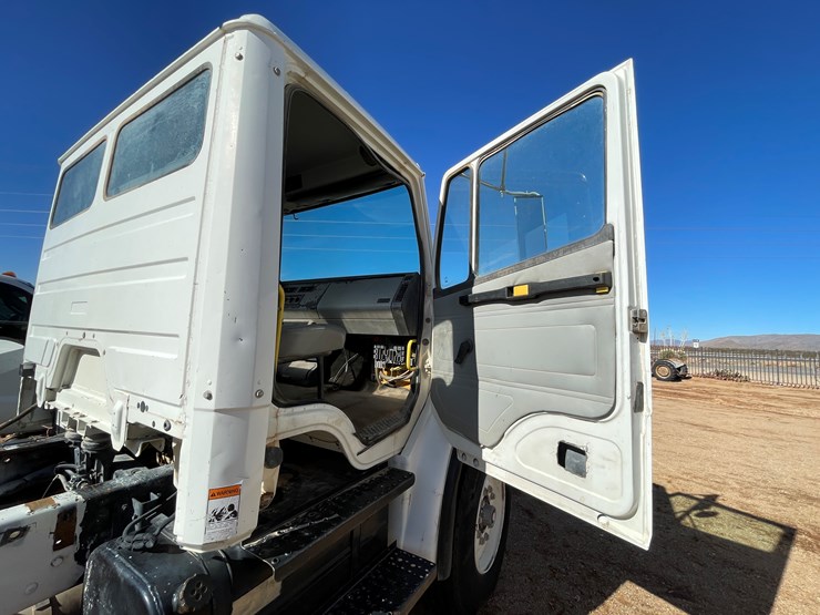 1996-freightliner-fl80-image-128