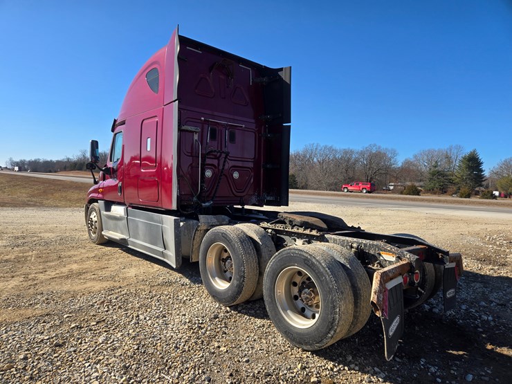 2014-freightliner-cascadia-125-image-13