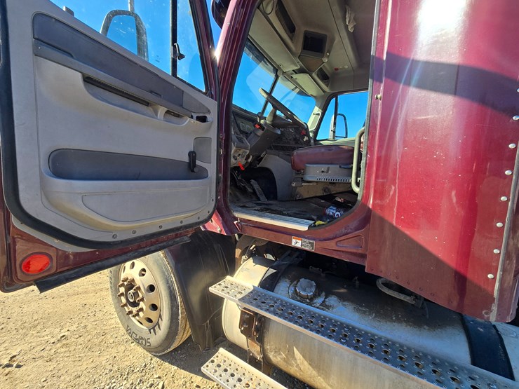 2002-freightliner-columbia-120-image-53