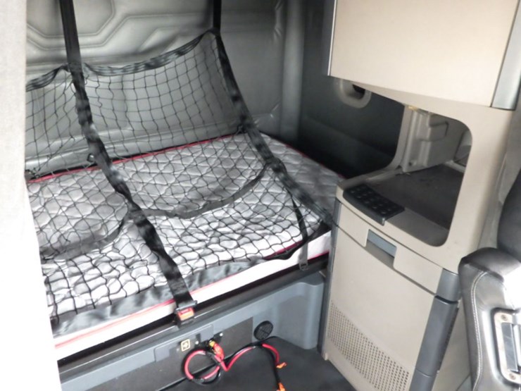 2015-freightliner-cascadia-125-image-23