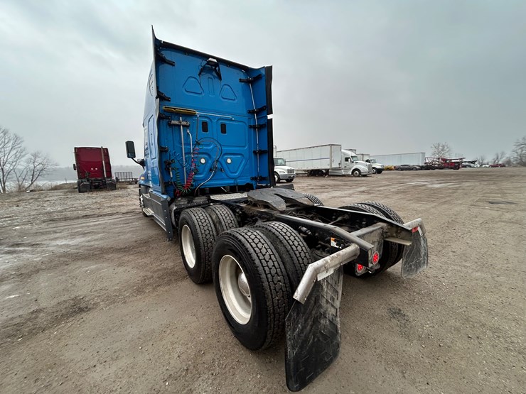 2015-freightliner-cascadia-125-image-15