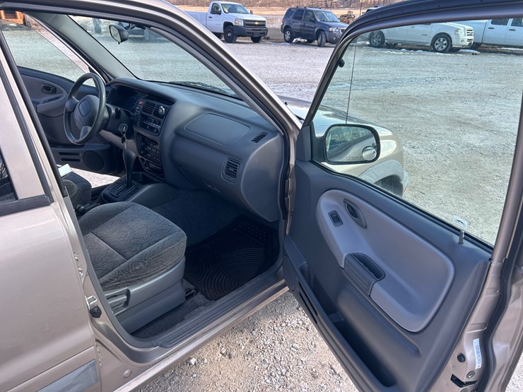 2003-chevrolet-tracker-image-40