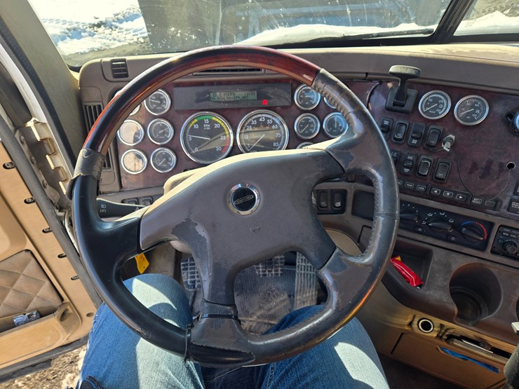 2012-freightliner-coronado-132-image-72