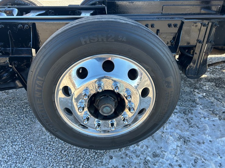 2015-peterbilt-567-image-72