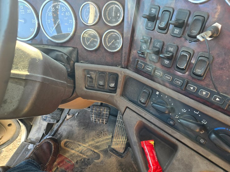 2012-freightliner-coronado-132-image-75