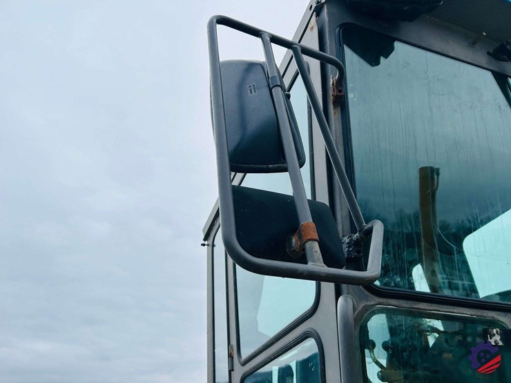 2003-volvo-g710b-image-110