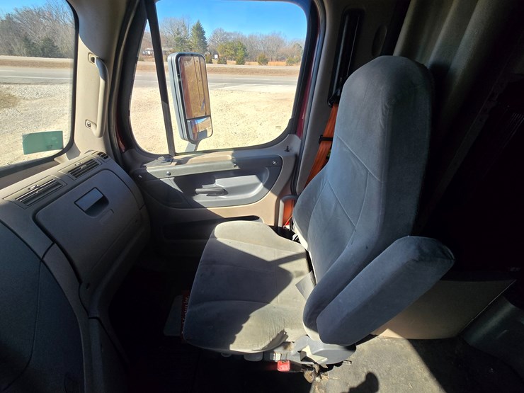 2014-freightliner-cascadia-125-image-59