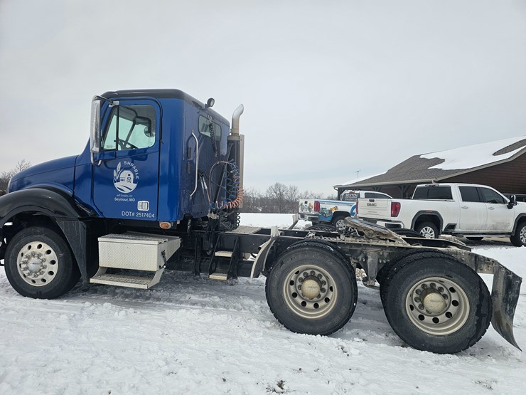 2007-freightliner-columbia-120-image-9