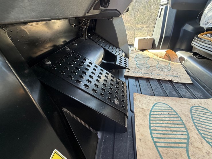 2023-caterpillar-953-image-50