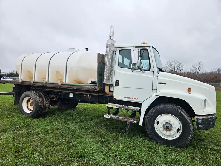 1999-freightliner-fl70-image-22