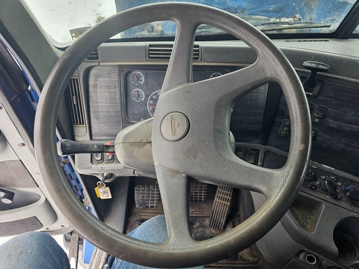 2007-freightliner-columbia-120-image-61