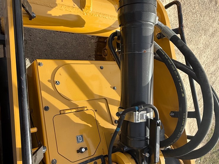 2023-caterpillar-953-image-25