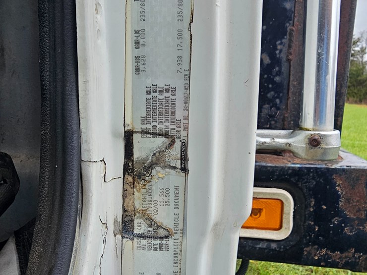 2000-freightliner-fl60-image-46