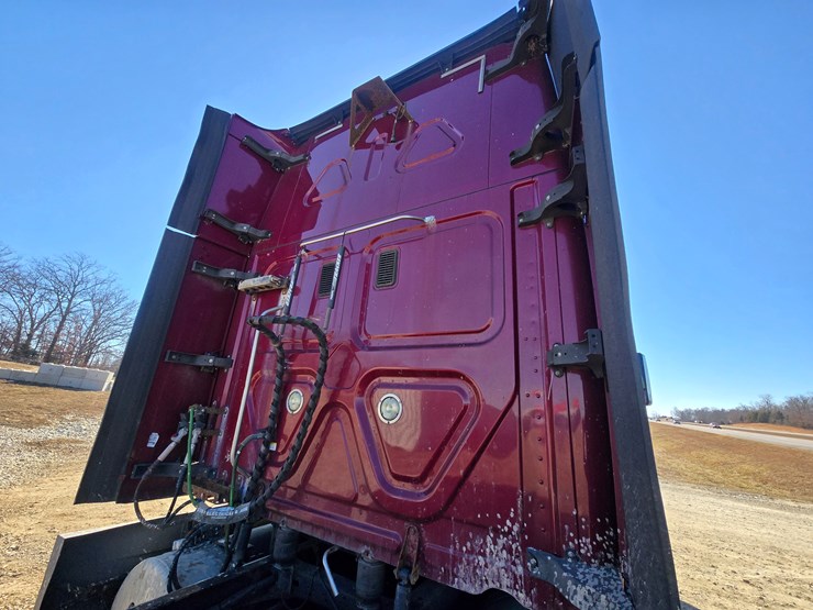 2014-freightliner-cascadia-125-image-98