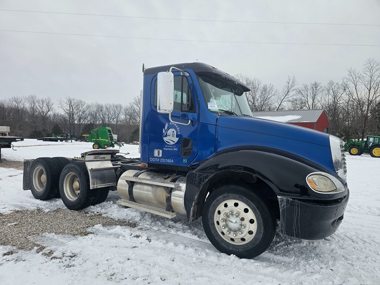 2007-freightliner-columbia-120-image-24