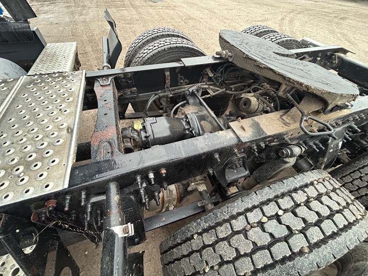 2015-freightliner-cascadia-125-image-88