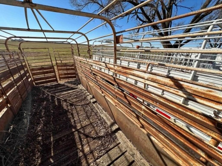 gooseneck-livestock-trailer-image-9