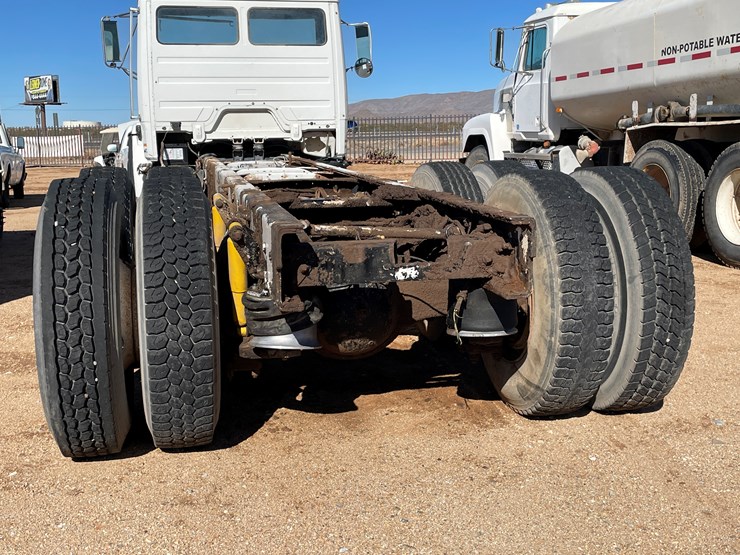 1996-freightliner-fl80-image-107