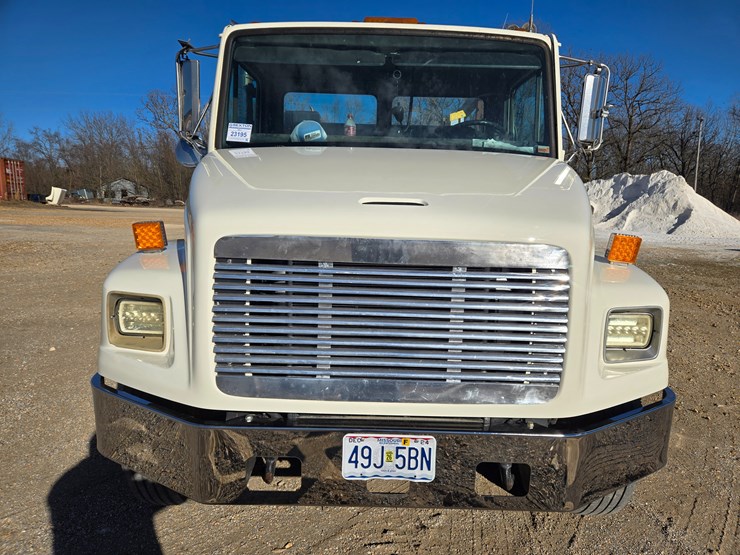 1996-freightliner-fl70-image-25