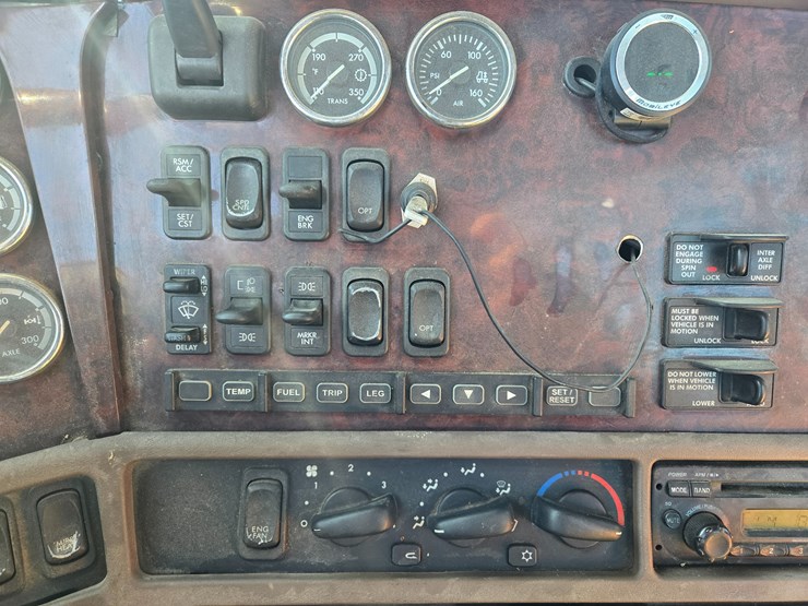 2012-freightliner-coronado-132-image-70