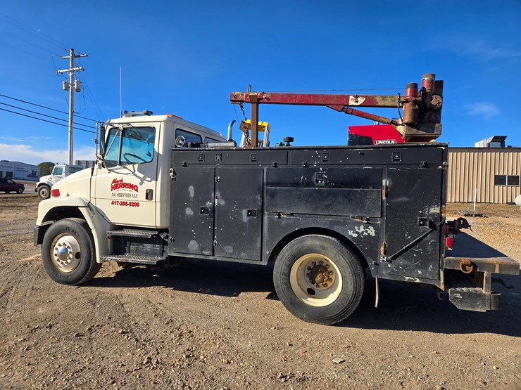 1996-freightliner-fl70-image-8