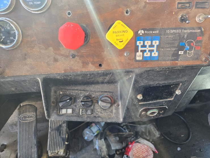 1996-peterbilt-385-image-64