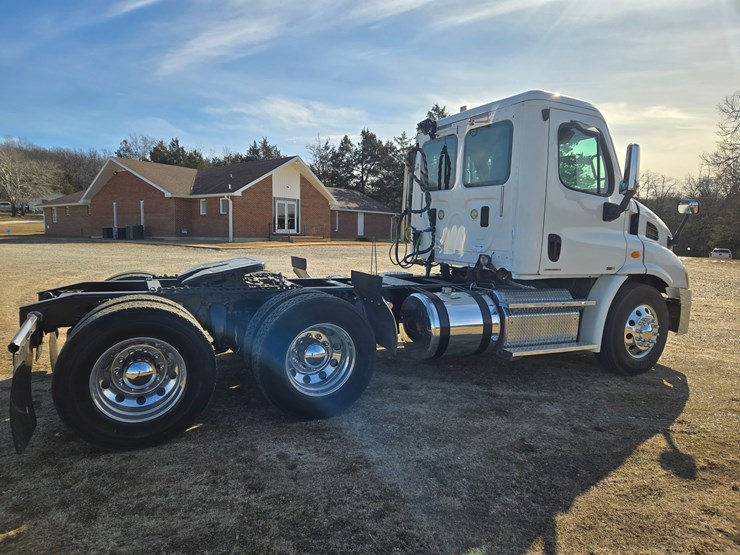 2012-freightliner-cascadia-113-image-18