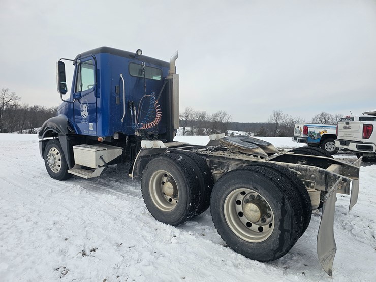 2007-freightliner-columbia-120-image-11