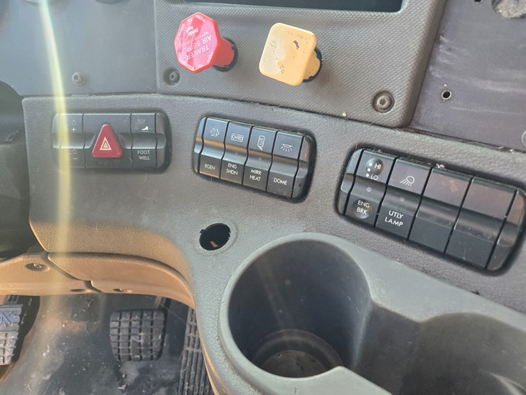 2014-freightliner-cascadia-125-image-67