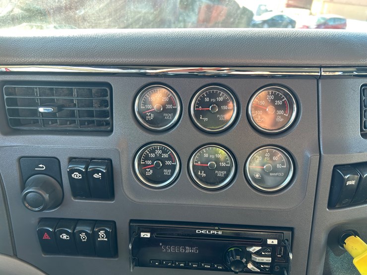 2015-peterbilt-567-image-145