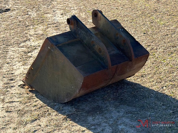 29"-smooth-bucket-backhoe-attachment-image-2