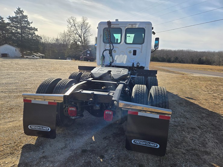 2012-freightliner-cascadia-113-image-15