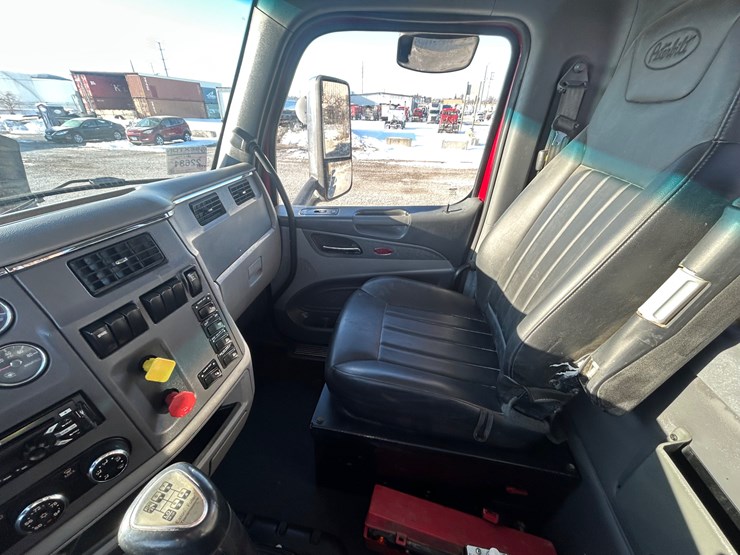 2015-peterbilt-567-image-142