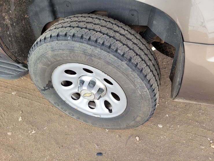 2013-chevrolet-tahoe-ls-image-8