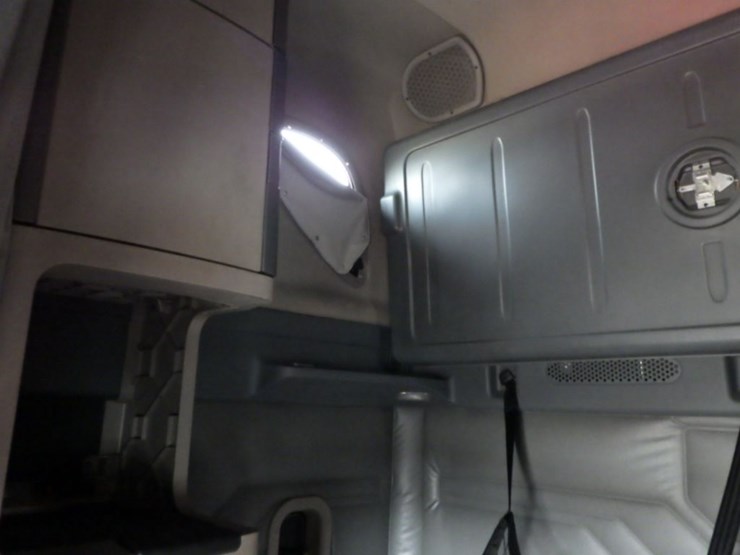 2015-freightliner-cascadia-125-image-21