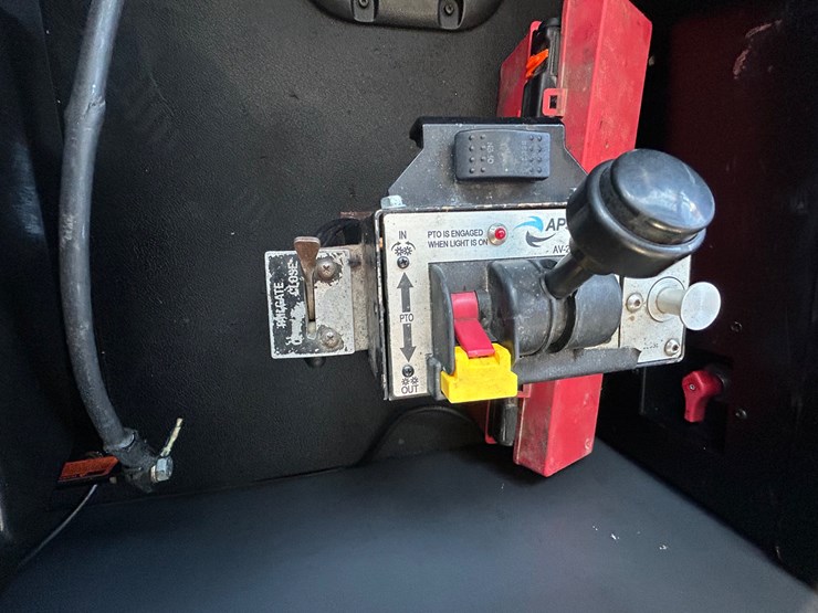 2015-peterbilt-567-image-149