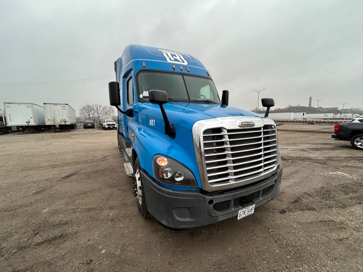 2015-freightliner-cascadia-125-image-34