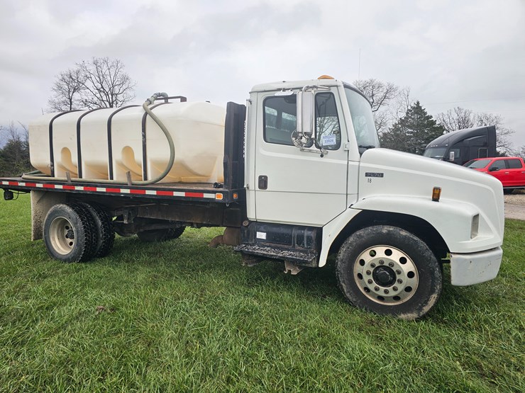2000-freightliner-fl60-image-22