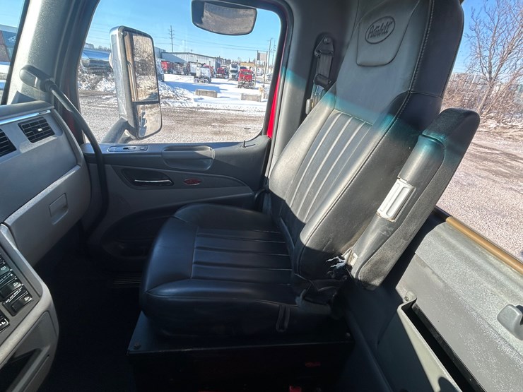 2015-peterbilt-567-image-154