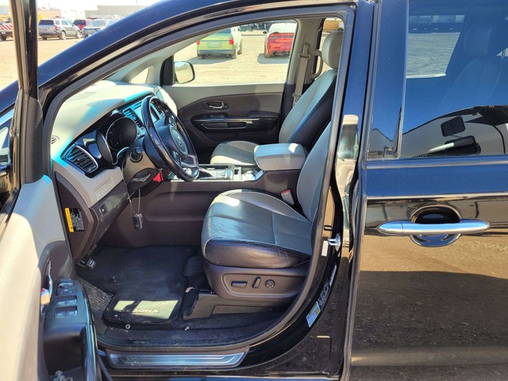 2016-kia-sedona-image-13